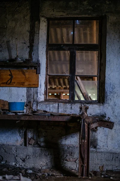 Eski Terk Edilmiş Içi Kırık Mobilyalar Boş Pencereler Ahşap Işleri — Stok fotoğraf