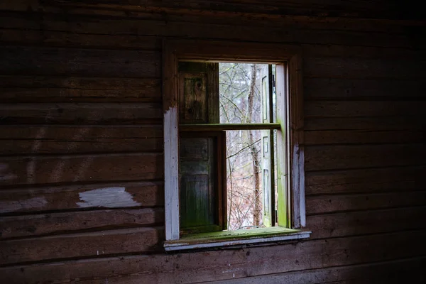 Interior Rumah Tua Yang Ditinggalkan Dengan Furnitur Rusak Dan Jendela — Stok Foto