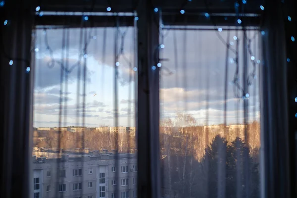 Sonbaharda Apartman Pencereleri Yılbaşı Süsleri Sokakta Kış Güneşi Sıkıcı Tonlar — Stok fotoğraf