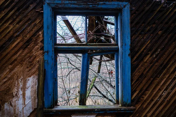 壊れた家具や空の窓と古い放棄された家のインテリア ほこりの木工の詳細 — ストック写真