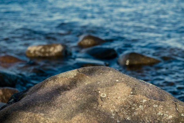 Zonnig Strand Met Blauw Water Grote Rotsen Het Zand Letland — Stockfoto