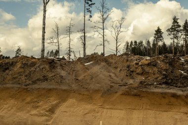 Kışın karlı ve çamurlu ormanda yeni bir yol inşaatı