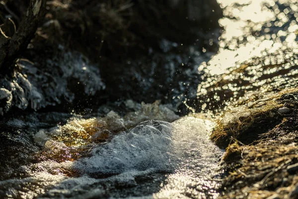 Onde Che Frantumano Sulle Rocce Sulla Spiaggia Nella Giornata Sole — Foto Stock