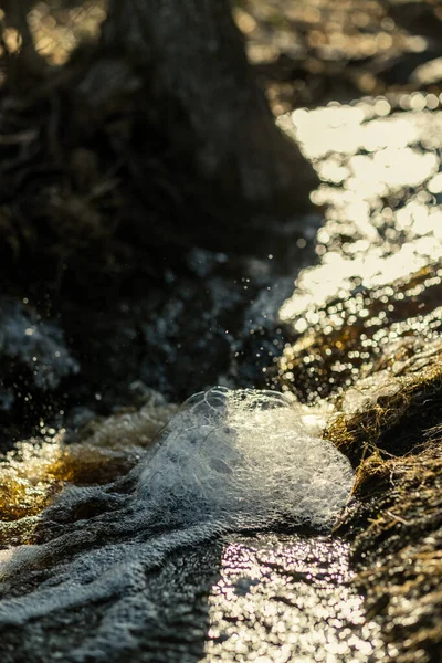 Хвилі Дроблення Скелях Пляжі Сонячний День Блакитним Небом Чистою Водою — стокове фото