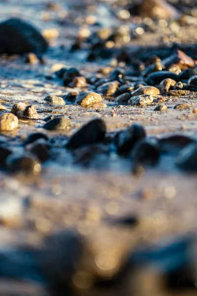 Волны Дробления Скалах Пляже Солнечный День Голубым Небом Чистой Водой — стоковое фото