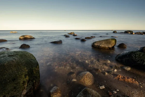 Slunečná Pláž Modrou Vodou Velkými Skalami Písku Lotyšsko Pod Jasnou — Stock fotografie