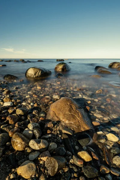 Ηλιόλουστη Παραλία Καταγάλανα Νερά Και Μεγάλους Βράχους Στην Άμμο Λετονία — Φωτογραφία Αρχείου