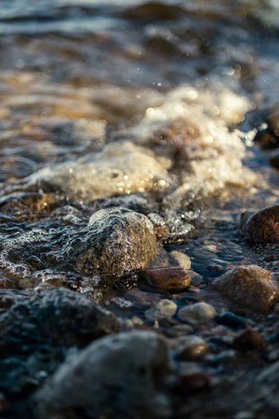 Fale Miażdżące Skały Plaży Słoneczny Dzień Błękitnym Niebem Czystą Wodą — Zdjęcie stockowe