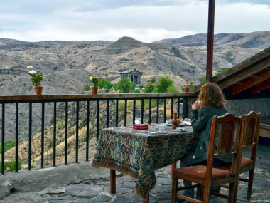 Garni, Ermenistan-20 Ekim 2017: Avrupa 'dan tatil turist tapınak Garni bakarak güzel bir görünüm sahiptir.