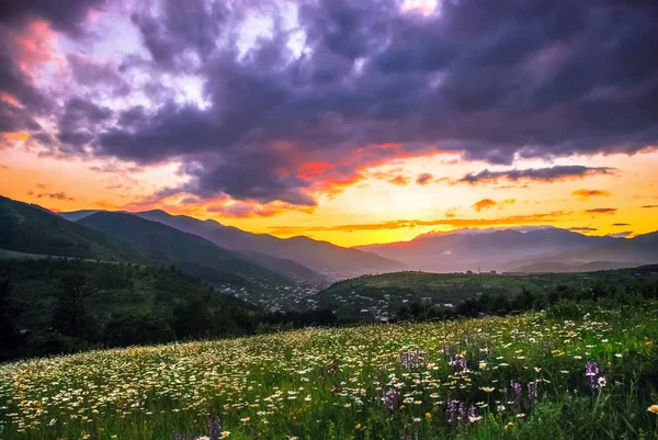 Dramatischer Sommersonnenuntergang Den Armenischen Bergen — Stockfoto