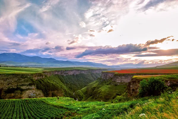 Δραματικό Καλοκαιρινό Ηλιοβασίλεμα Στα Βουνά Της Αρμενίας — Φωτογραφία Αρχείου