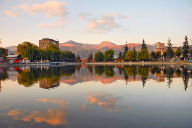 Vanadzor şehrindeki bu göl, Vanadzor şehrinin en güzel turistik yerlerinden biridir..