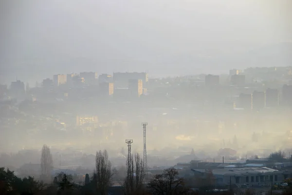Πρωινή Ομίχλη Πάνω Από Την Πόλη — Φωτογραφία Αρχείου