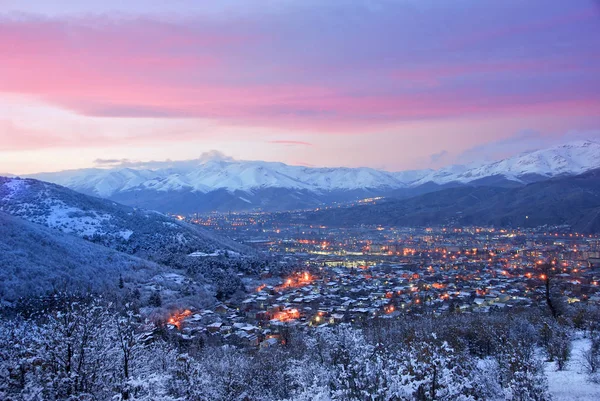 Ermenistan, Vanadzor 'da kış gün batımı ve akşam.