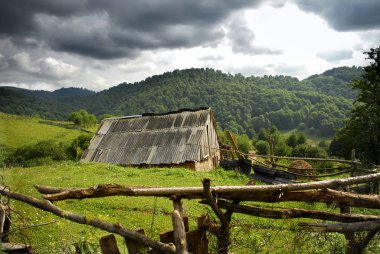 Yeşil tepedeki ahşap ev, Ermenistan, Lori bölgesi..