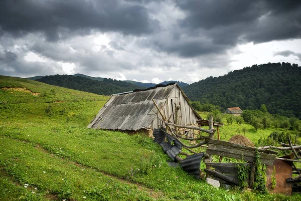 Holzhaus Auf Grünem Hügel Armenien Lori Region — Stockfoto