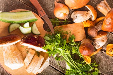 Mantar, taze yeşillik ve sebze doğrama tahtası