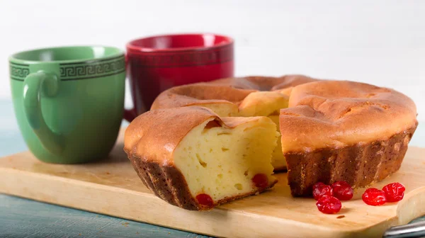 Hausgemachte Plätzchen, rote Beeren und Tassen — Stockfoto