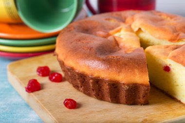 Ev yapımı bisküvi pasta, kırmızı meyveler ve bardak