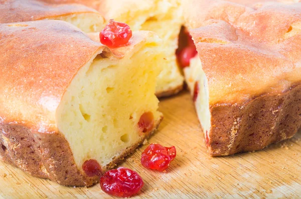 Hausgemachter Kuchen und mehrere rote Beeren in der Nähe — Stockfoto