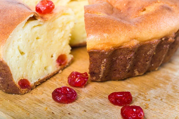 Hausgemachter Kuchen und mehrere rote Beeren in der Nähe — Stockfoto