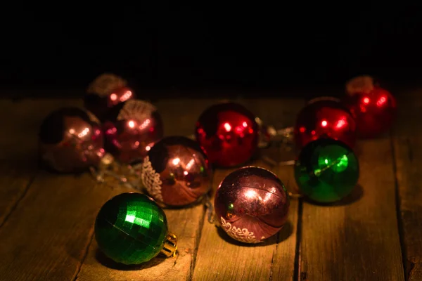 Новорічні різнокольорові різдвяні кульки на дерев'яному столі — стокове фото
