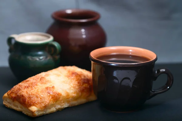 Dunkles Keramikgeschirr und Kuchen — Stockfoto