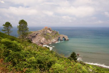 Okyanusun bir şapel Donie ile kayaya kıyıdan görüntülemek