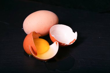 Karanlık bir arka plan karşı kırık yumurta