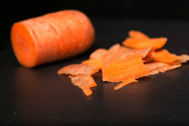 Havuç ve havuç Temizleme bir kara tahta üzerinde