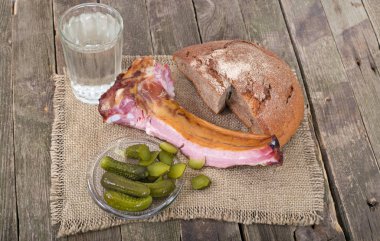 Çavdar ekmeği, ham kenarları ve bir bardak su.