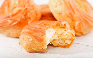 Ahşap bir masa üzerinde tost altın pies. 