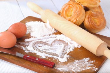 Un üzerinde çizilmiş kalp. 