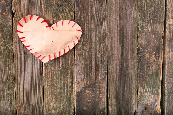 Eski tahtalar üzerinde kağıt kendinden yapılmış kalp — Stok fotoğraf