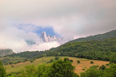 Uzak kayalar Picos de Europa Milli Parkı üzerinden görüntülemek