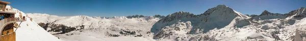 PYRENEES, ANDORRE - 9 FÉVRIER 2017 : Panorama du ski alpin — Photo