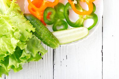 Beyaz arka planda taze sebzeler