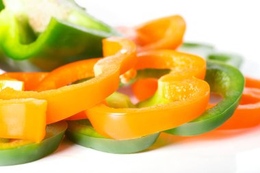 Beyaz arka planda tatlı biber