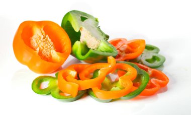 Beyaz arka planda tatlı biber