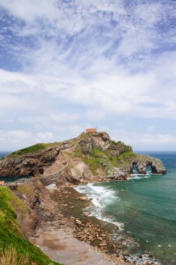 Okyanusun bir şapel Donie ile kayaya kıyıdan görüntülemek