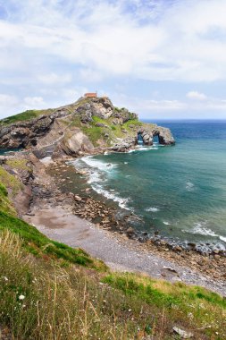 Okyanusun bir şapel ile kayaya kıyıdan görüntülemek 