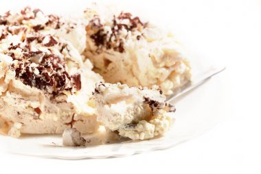 Beyaz bir arka plan üzerinde beze tatlısı