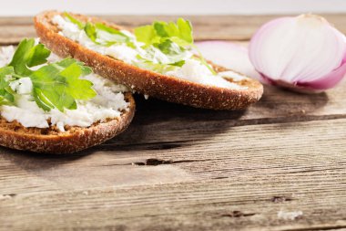 Çavdar ekmeği yumuşak peynir ve yeşillik ile