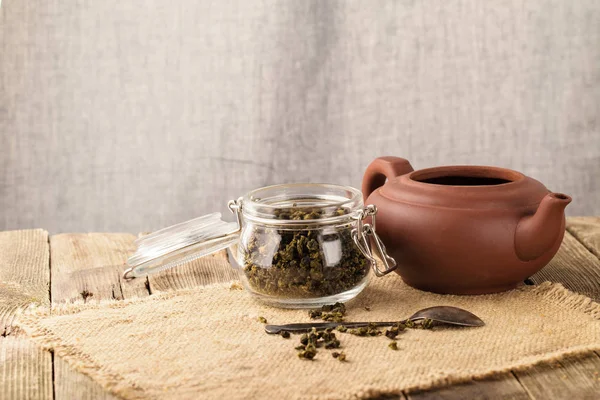 Trockene Blätter von grünem Tee im Glas — Stockfoto