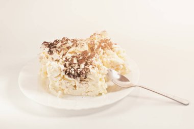 Çikolata ile beze pasta.