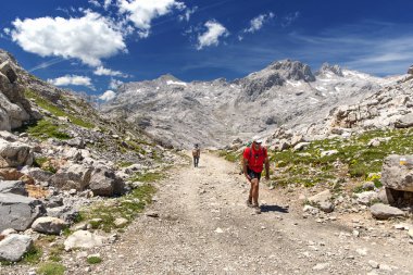 Picos De Europa, İspanya - 10 Temmuz 2016: Bilinmeyen turistlere bir mo