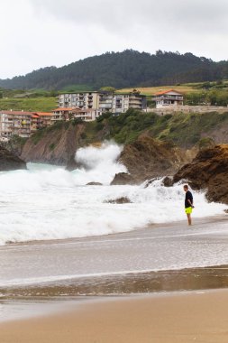 Bakio, İspanya - 4 Temmuz 2016: Bilinmeyen turistler bir plajda