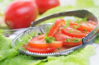 Kesilmiş domates marul yaprakları ve rezene ile