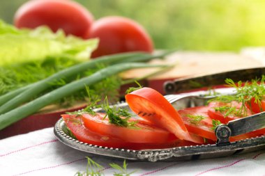 Kesilmiş domates marul yaprakları ve rezene ile