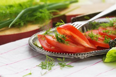 Kesilmiş domates marul yaprakları ve rezene ile